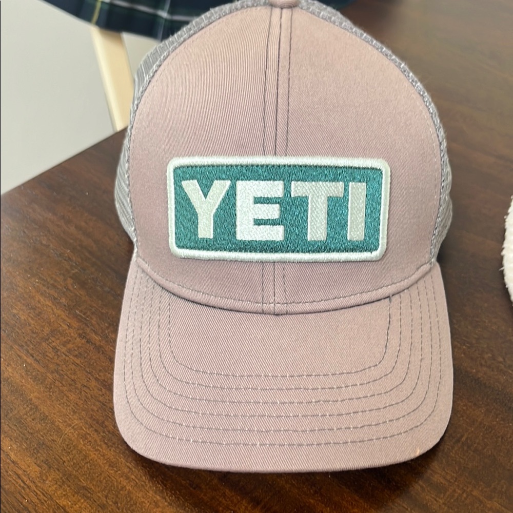 YETI 
Charcoal Cap